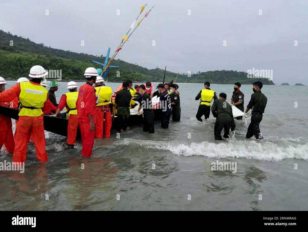 (170608) -- TANINTHARYI (MYANMAR), 8 giugno 2017 -- i soccorritori trasportano i corpi delle vittime di incidenti aerei in un villaggio di Laung Lone, nella regione meridionale di Tanintharyi, Myanmar, 8 giugno 2017. Un totale di 29 corpi umani sono stati scoperti in mare, secondo una dichiarazione rilasciata dal Myanmar giovedì pomeriggio. ) (hy) MYANMAR-TANINTHARYI-MILITARY PLANE-CRASH DefensexServicesxOffice PUBLICATIONxNOTxINxCHN Tanintharyi Myanmar 8 giugno 2017 salvataggio trasportare i corpi delle vittime di incidente aereo IN un villaggio di Lone Southern Tanintharyi Region Myanmar 8 giugno 2017 sono stati scoperti IN totale 29 corpi umani Foto Stock