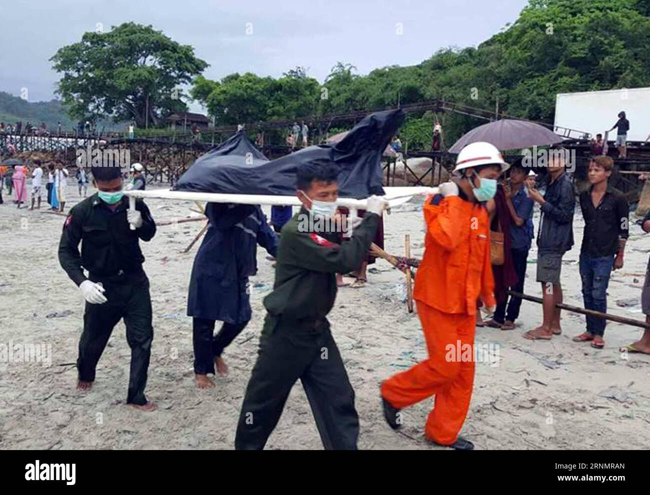 (170608) -- TANINTHARYI (MYANMAR), 8 giugno 2017 -- i soccorritori trasportano il corpo di una vittima di un incidente aereo in un villaggio di Laung Lone, regione meridionale di Tanintharyi, Myanmar, 8 giugno 2017. Un totale di 29 corpi umani sono stati scoperti in mare, secondo una dichiarazione rilasciata dal Myanmar giovedì pomeriggio. ) (hy) MYANMAR-TANINTHARYI-MILITARY PLANE-CRASH DefensexServicesxOffice PUBLICATIONxNOTxINxCHN Tanintharyi Myanmar 8 giugno 2017 Rescue Carry the Body of a Plane Crash Victim AT a Village of Lone Southern Tanintharyi Region Myanmar 8 giugno 2017 un totale di 29 corpi umani sono stati scoperti A se Foto Stock