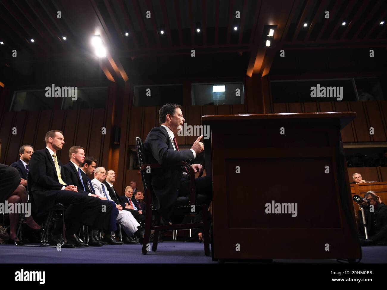 (170608) -- WASHINGTON, 8 giugno 2017 -- l'ex direttore del Federal Bureau of Investigations James Comey parla durante un'audizione del Senate Intelligence Committee a Capitol Hill, a Washington D.C., negli Stati Uniti, l'8 giugno 2017. James Comey ha detto giovedì durante un'udienza al Senato che Trump, con le sue parole, non ha ordinato all'FBI di abbandonare le indagini sull'ex consigliere per la sicurezza nazionale Michael Flynn. U.S.-WASHINGTON D.C.-FBI-EX DIRECTOR-JAMES COMEY-HEARING YinxBogu PUBLICATIONxNOTxINxCHN Washington 8 giugno 2017 l'ex direttore del Federal Bureau of Investigations James Comey parla durin Foto Stock