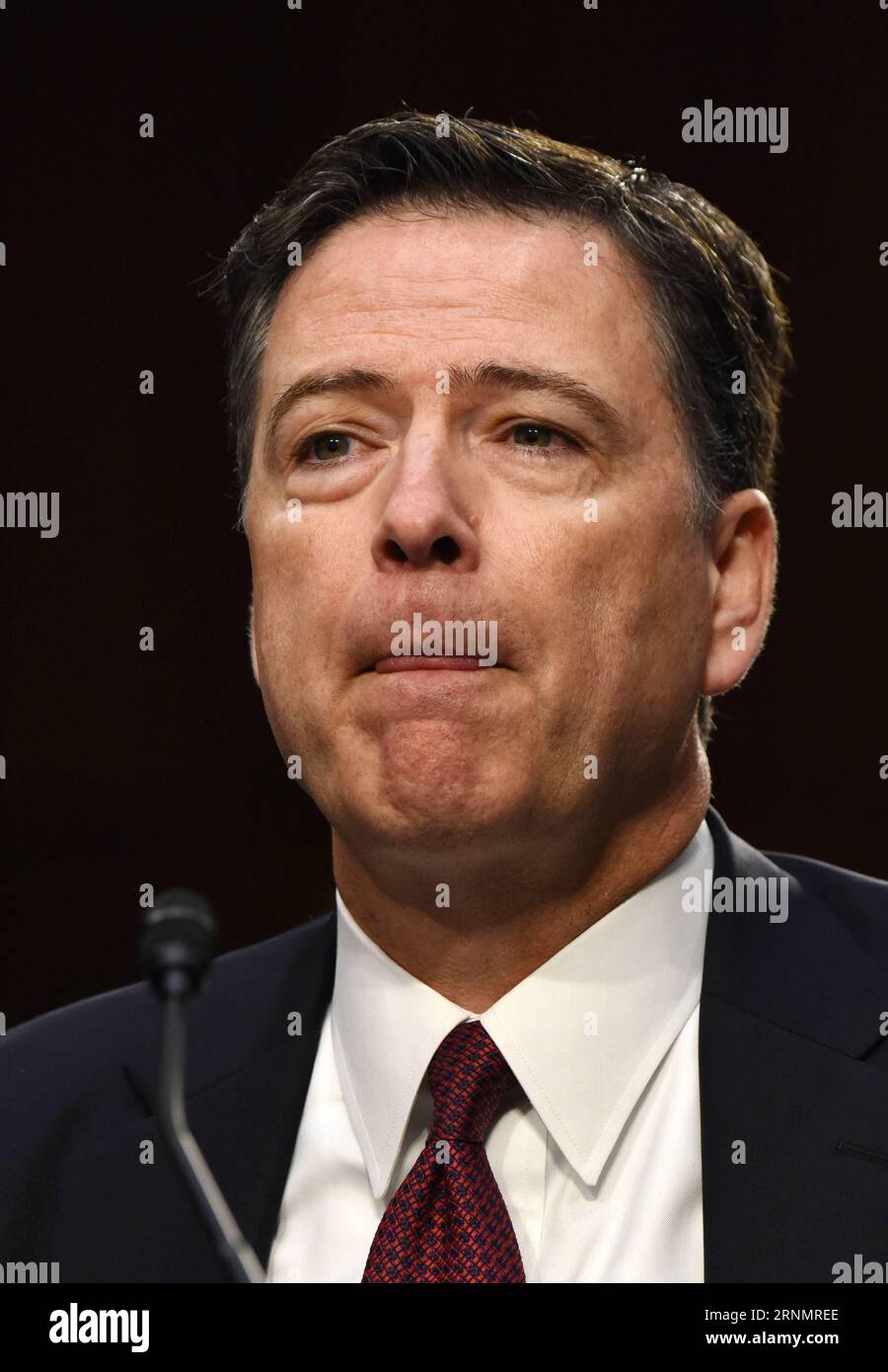 (170608) -- WASHINGTON, 8 giugno 2017 -- l'ex direttore del Federal Bureau of Investigations James Comey partecipa a un'audizione del Senate Intelligence Committee a Capitol Hill, a Washington D.C., negli Stati Uniti, l'8 giugno 2017. James Comey ha detto giovedì durante un'udienza al Senato che Trump, con le sue parole, non ha ordinato all'FBI di abbandonare le indagini sull'ex consigliere per la sicurezza nazionale Michael Flynn. Comey ha testimoniato che anche se le parole di Trump non erano un ordine , ha comunque preso come una direzione . ) U.S.-WASHINGTON D.C.-FBI-EX DIRETTORE-JAMES COMEY-HEARING YINXBOGU PUBLICATIONXNOTXINXCHN Foto Stock