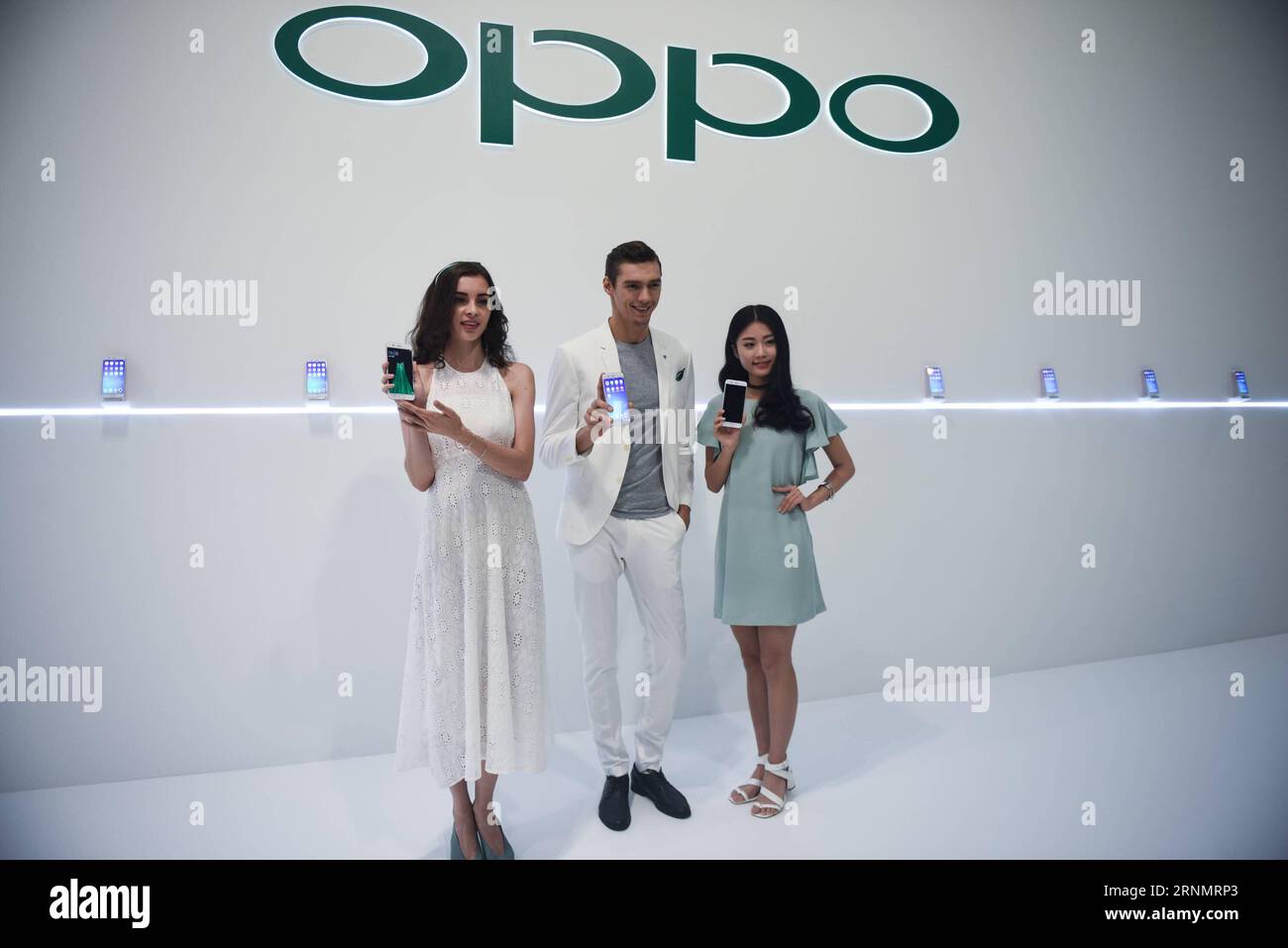 (170609) -- SHENZHEN, 9 giugno 2017 -- i modelli presentano il nuovo smartphone OPPO R11 in una conferenza stampa a Shenzhen, nella provincia del Guangdong, nel sud della Cina, il 9 giugno 2017. Il nuovo smartphone è dotato di fotocamera anteriore e posteriore da 20 megapixel. ) (lfj) CHINA-GUANGDONG-SHENZHEN-OPPO-NEW PRODUCT (CN) MaoxSiqian PUBLICATIONxNOTxINxCHN Shenzhen 9 giugno 2017 i modelli presentano uno smartphone oppo di recente uscita in una conferenza stampa a Shenzhen nella provincia del Guangdong 9 giugno 2017 il nuovo smartphone È dotato di 20 megapixel davanti e dietro le telecamere lfj Cina Guangdong Shenzhen oppo New Pro Foto Stock