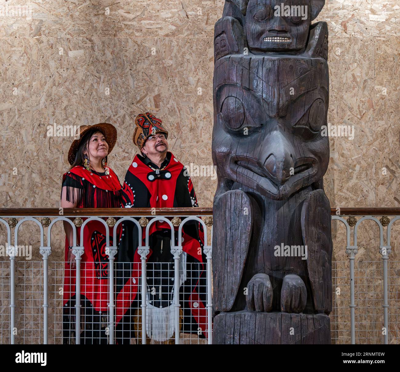 Nisgaa'a Capo della prima nazione canadese Earl Stephens (SIM'ogit Ni'isjoohl) e memoriale o totem pole, National Museum of Scotland, Edimburgo, Regno Unito Foto Stock