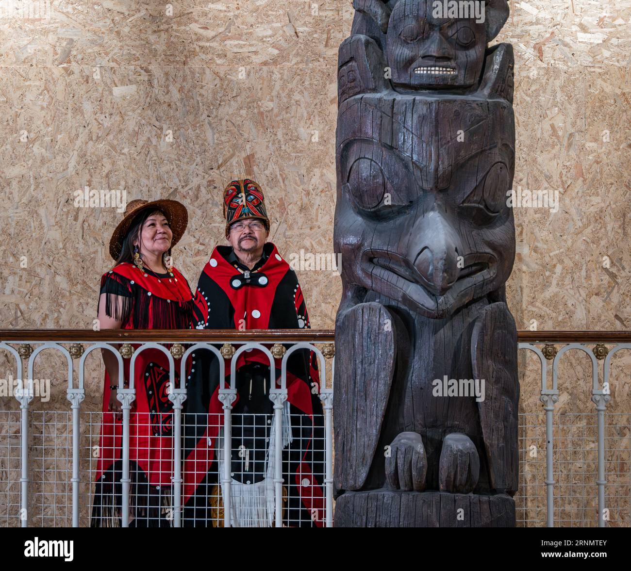 Nisgaa'a Capo della prima nazione canadese Earl Stephens (SIM'ogit Ni'isjoohl) e memoriale o totem pole, National Museum of Scotland, Edimburgo, Regno Unito Foto Stock
