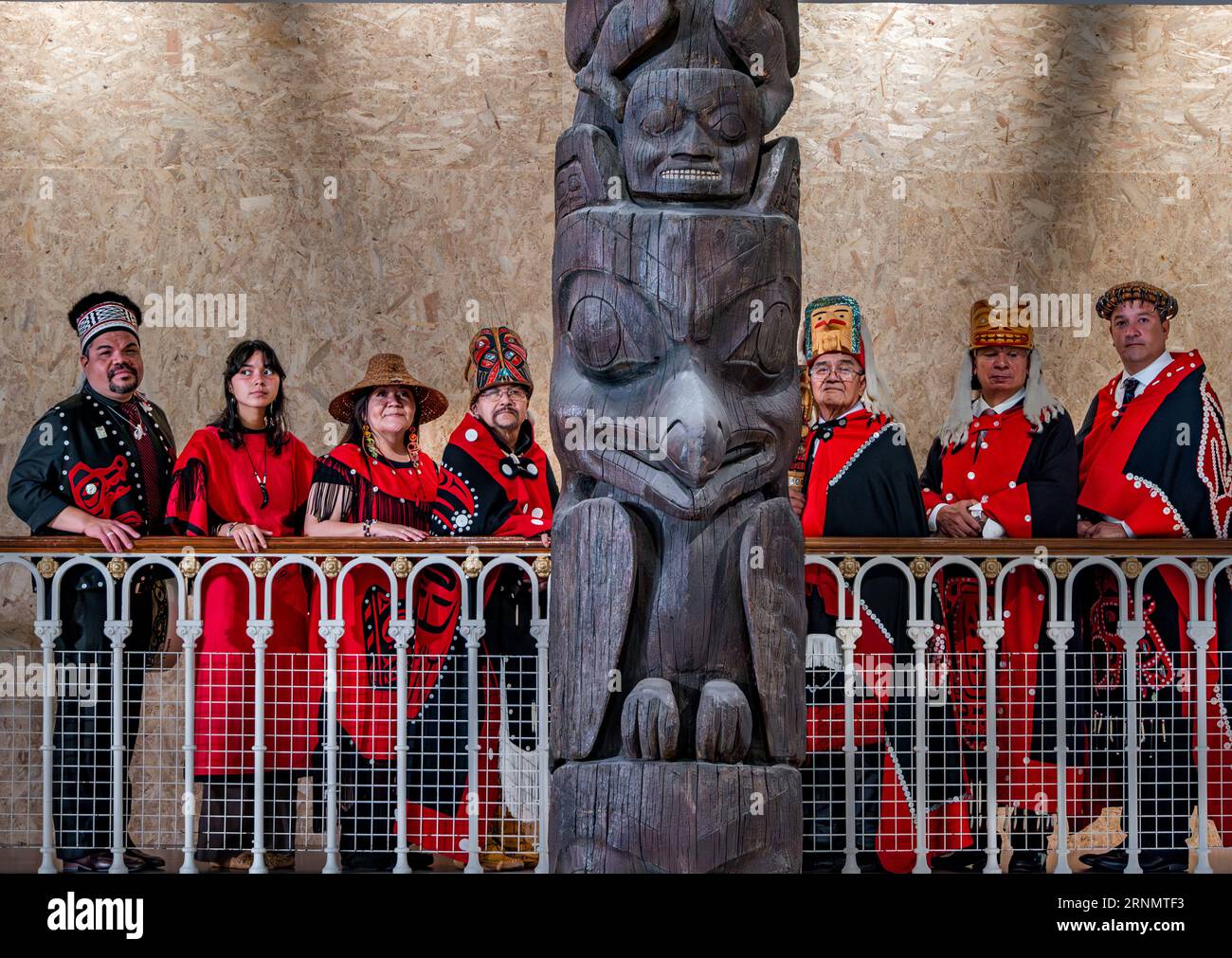 La delegazione canadese Nisgaa'a visita al memoriale o al totem pole, al National Museum of Scotland, Edimburgo, Regno Unito Foto Stock