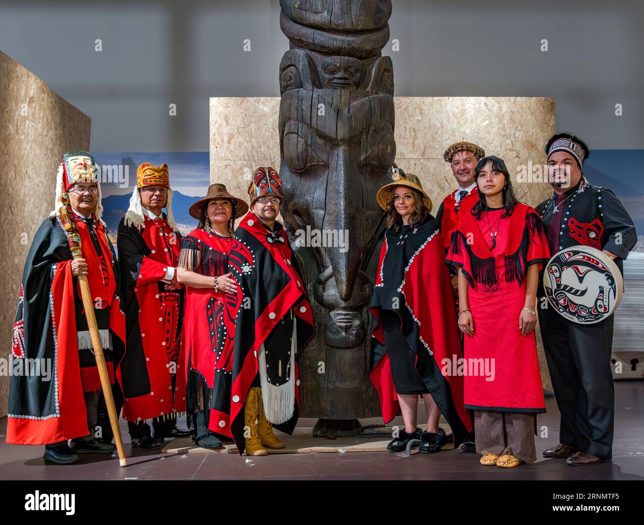 La delegazione canadese Nisgaa'a visita al memoriale o al totem pole, al National Museum of Scotland, Edimburgo, Regno Unito Foto Stock