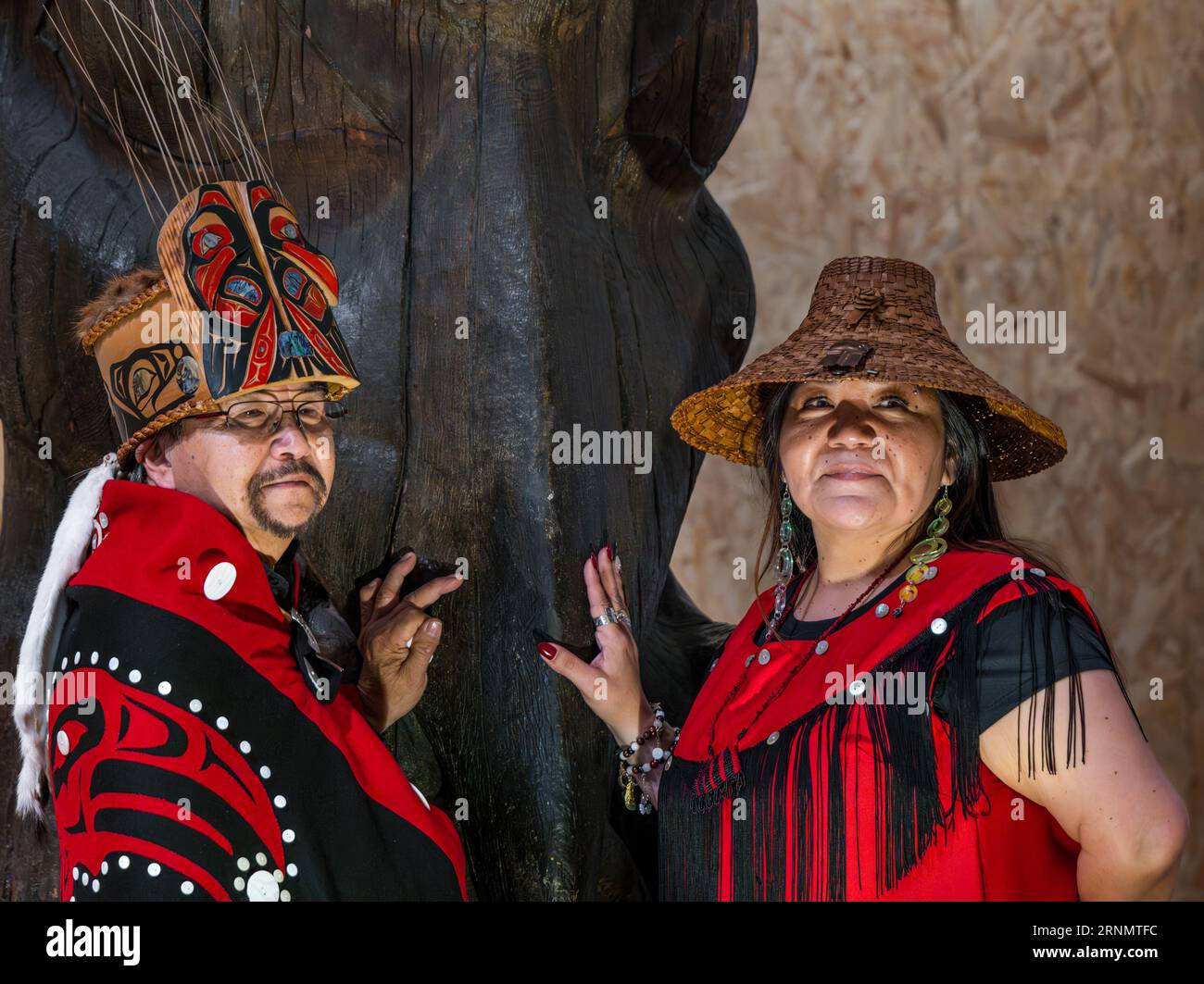 Nisgaa'a Capo della prima nazione canadese Earl Stephens (SIM'ogit Ni'isjoohl) e memoriale o totem pole, National Museum of Scotland, Edimburgo, Regno Unito Foto Stock