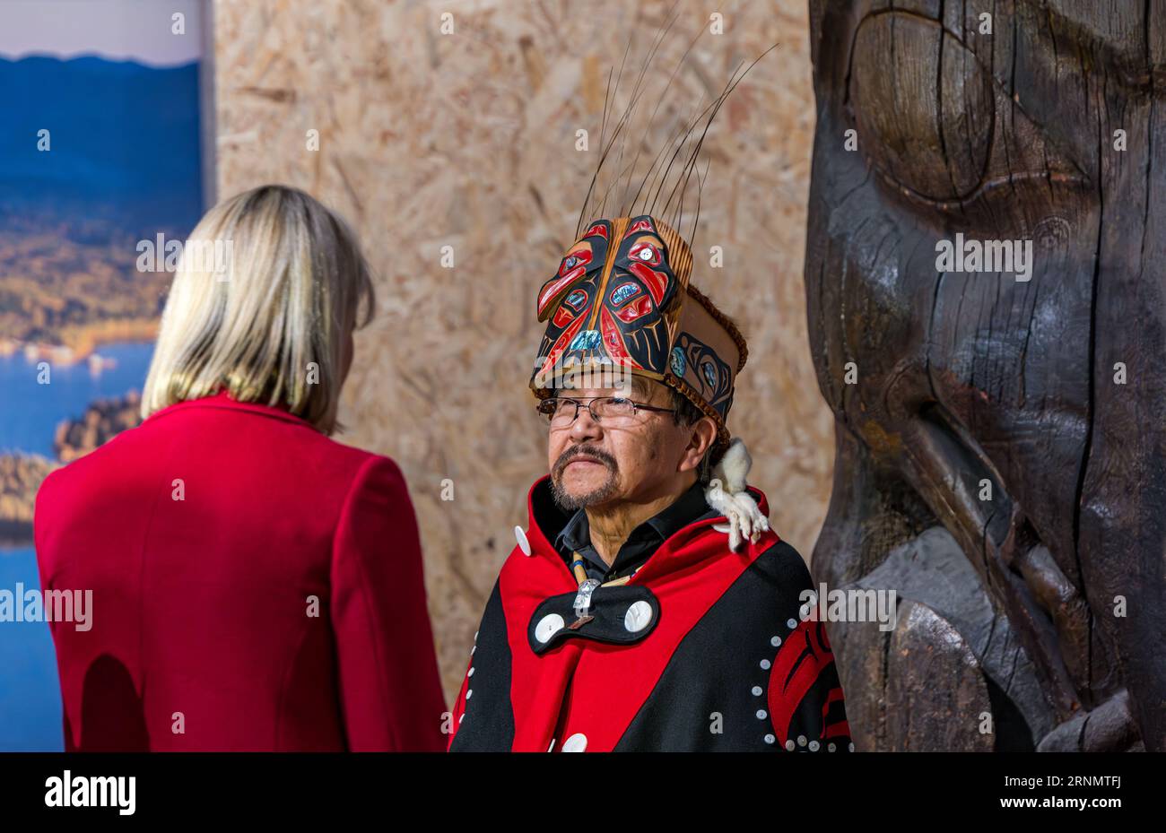 Nisgaa'a Capo della prima nazione canadese Earl Stephens (SIM'ogit Ni'isjoohl) e memoriale o totem pole, National Museum of Scotland, Edimburgo, Regno Unito Foto Stock