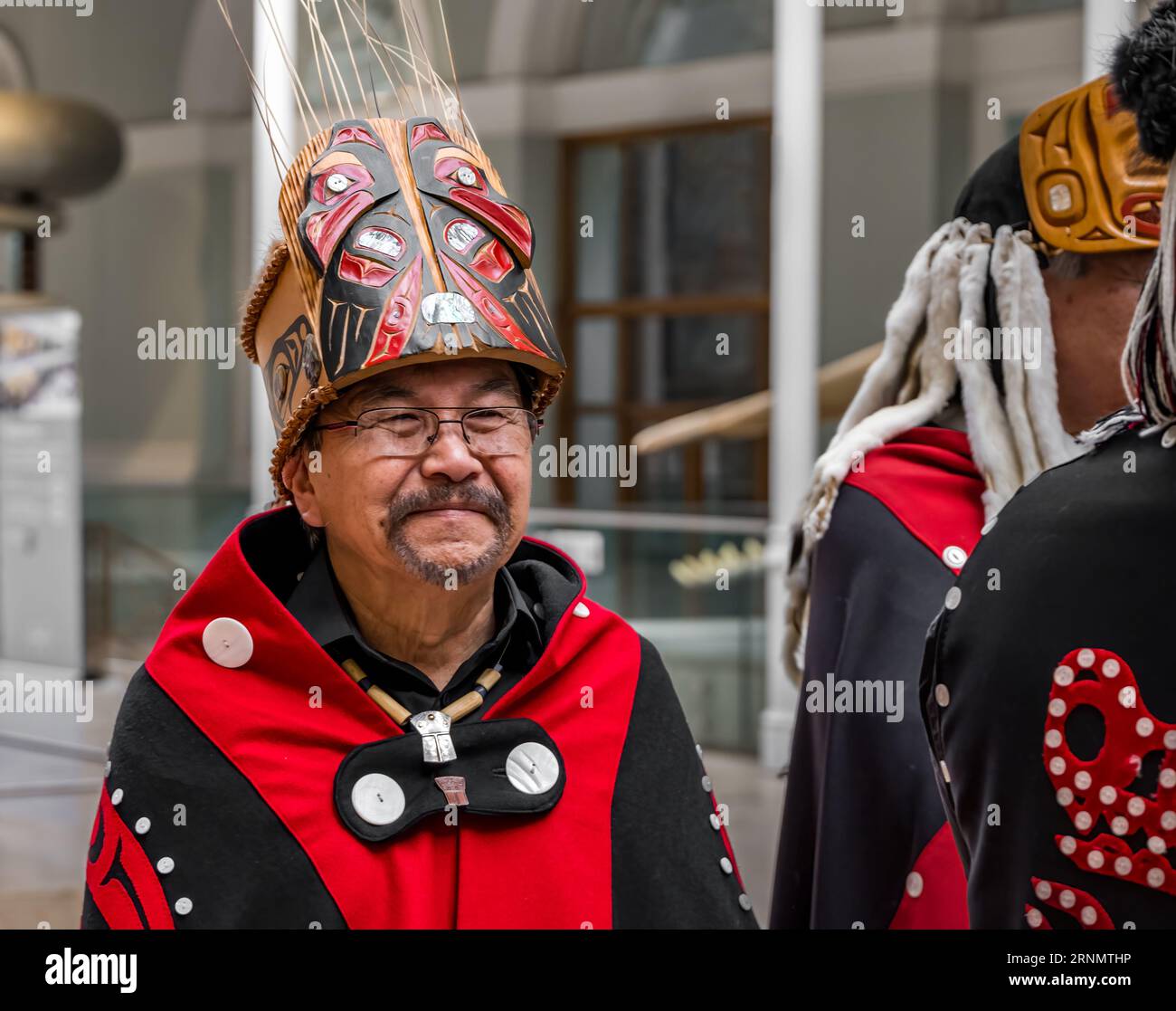 Il capo Earl Stephens (SIM'ogit Ni'isjoohl) di Nisgaa'a delegazione della prima nazione canadese visita il National Museum of Scotland, Edimburgo, Regno Unito Foto Stock