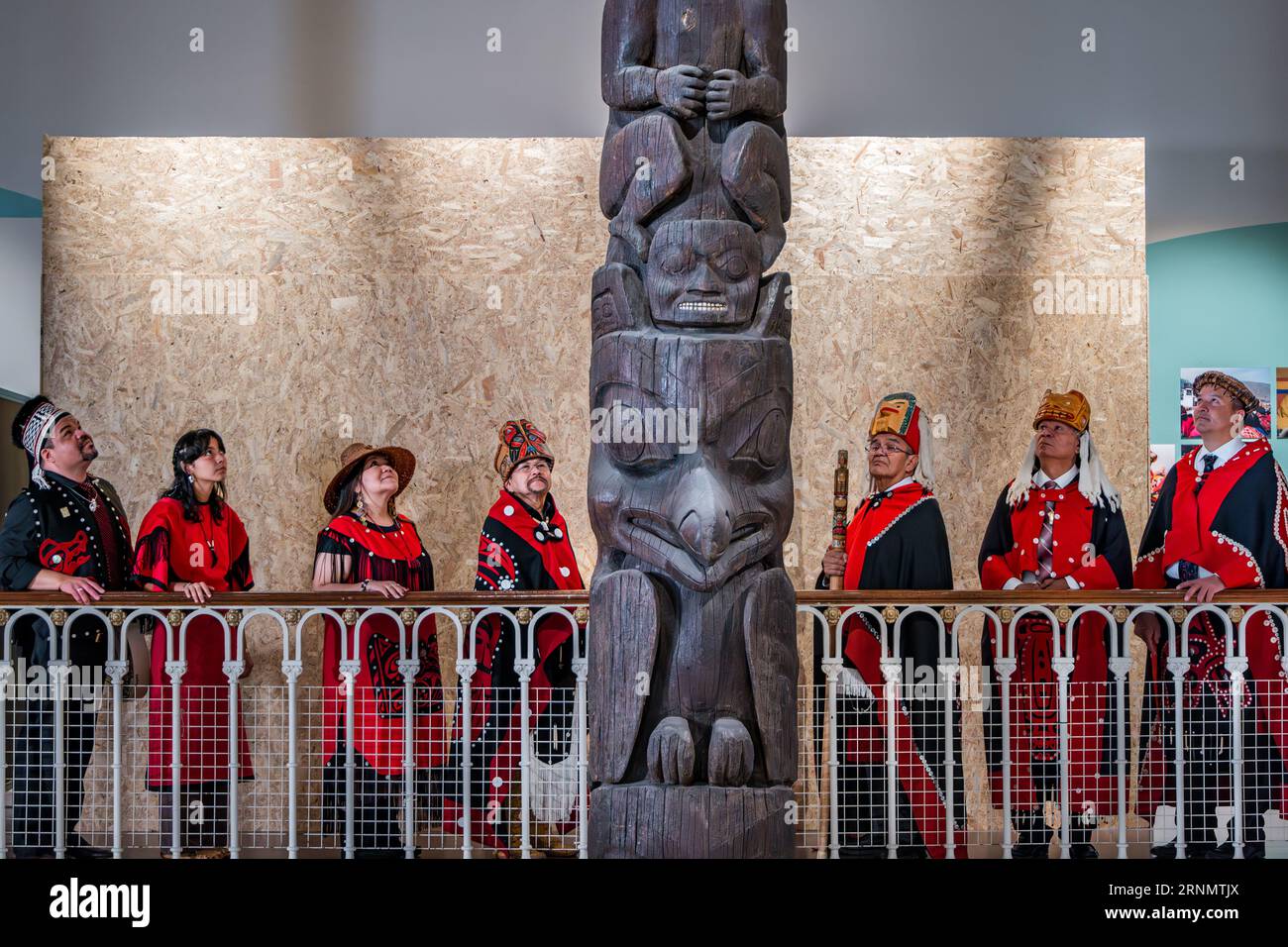 La delegazione canadese Nisgaa'a visita al memoriale o al totem pole, al National Museum of Scotland, Edimburgo, Regno Unito Foto Stock