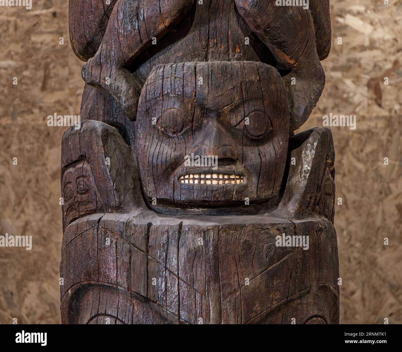 Ritorno in Canada del primo memoriale nazionale o palo totem Nisgaa'a, National Museum of Scotland, Edimburgo, Regno Unito Foto Stock