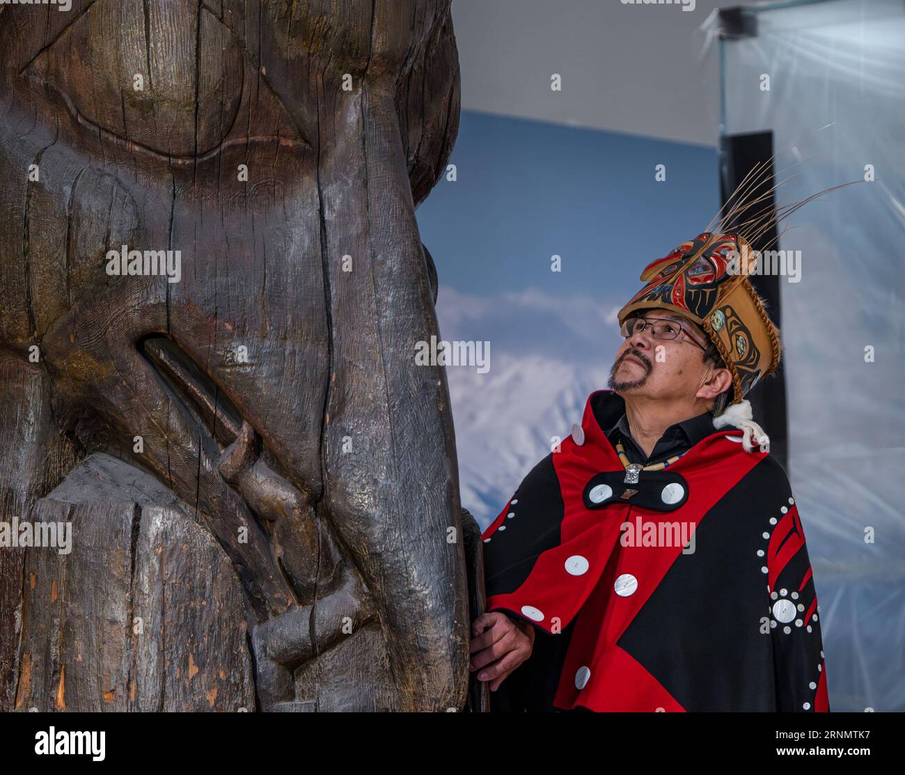 Nisgaa'a Capo della prima nazione canadese Earl Stephens (SIM'ogit Ni'isjoohl) e memoriale o totem pole, National Museum of Scotland, Edimburgo, Regno Unito Foto Stock