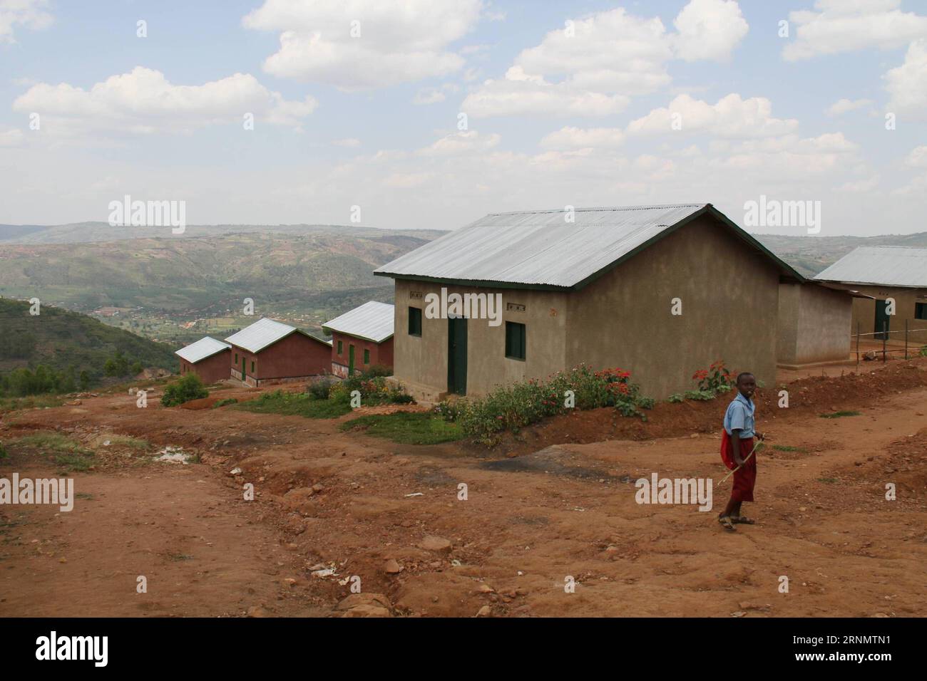 (170611) -- KABARONDO, 11 giugno 2017 -- la foto scattata il 9 giugno 2017 mostra una vista di un villaggio di riconciliazione a Kabarondo, provincia orientale, Ruanda. All'interno del Kabarondo Reconciliation Village sono presenti 40 unità abitative, costruite dalla Prison Fellowship Rwanda (PFR), un gruppo internazionale di beneficenza, per famiglie di sopravvissuti al genocidio del 1994, liberati ex prigionieri condannati per crimini commessi in 100 giorni di carneficina, e i cittadini vulnerabili non direttamente collegati alle uccisioni di massa che hanno portato alla morte di più di 1 milione di tutsi e di hutus moderato. ) (DTF) RWANDA-KABARONDO-RICONCILIAZIONE VIL Foto Stock