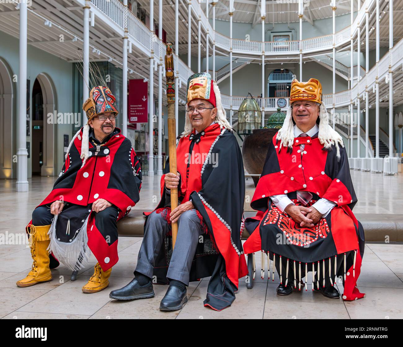 Delegazione Nisgaa'a Canadian First Nation visita il capo Earl Stephens (SIM'ogit Ni'isjoohl) Chief Laay & Duuk National Museum of Scotland, Edimburgo, Regno Unito Foto Stock