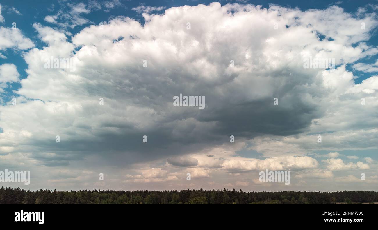Nuvoloso in estate durante il giorno, aggressivo ma senza pioggia. Foto Stock