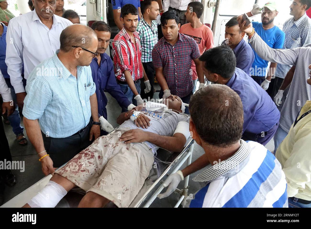 (170616) -- KANGRA, 16 giugno 2017 -- Un sopravvissuto è stato salvato dopo un incidente d'autobus vicino al villaggio di Dhaliara, nel distretto di Kangra dell'Himachal Pradesh il 15 giugno 2017. Almeno 10 persone sono rimaste uccise e più di 30 feriti dopo che un autobus privato è caduto in una gola nello stato indiano settentrionale dell'Himachal Pradesh. Stringer)(wdz) INDIA-KANGRA-BUS INCIDENTE NEWxDELHI PUBLICATIONxNOTxINxCHN 170616 Kangra 16 giugno 2017 un sopravvissuto che ha salvato dopo un incidente di autobus vicino al villaggio nel distretto Kangra dell'Himachal Pradesh IL 15 giugno 2017 almeno 10 celebrità sono state UCCISE e più di 30 altre ferite Foto Stock