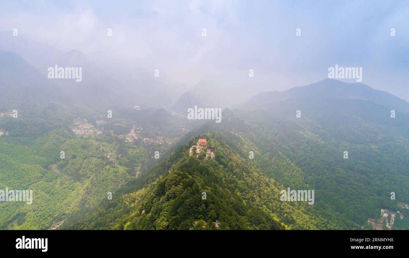 (170617) -- HEFEI, 17 giugno 2017 -- foto aerea scattata il 15 giugno 2017 mostra il monte Jiuhua, provincia di Anhui nella Cina orientale. Il monte Jiuhua è conosciuto come una delle quattro montagne sacre del buddhismo cinese. (wsw) CHINA-ANHUI-MOUNT JIUHUA-SCENIC (CN) GuoxChen PUBLICATIONxNOTxINxCHN Hefei 17 giugno 2017 foto aerea scattata IL 15 giugno 2017 mostra la provincia di Anhui del Monte Jiuhua nella Cina orientale il Monte Jiuhua È conosciuto come una delle quattro Sacre montagne del buddismo cinese WSW Cina Anhui Monte Jiuhua scenario CN GuoxChen PUBLICATIONCHN Foto Stock