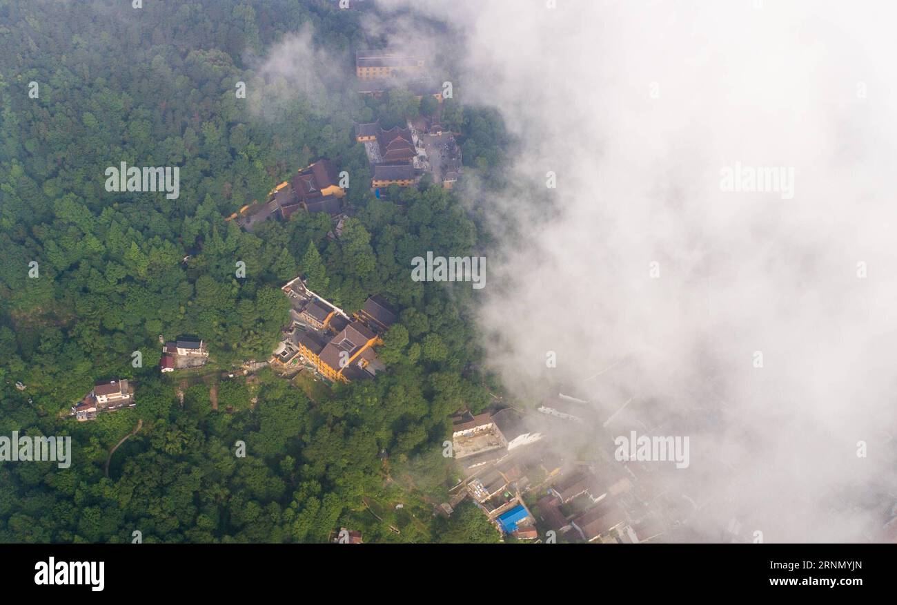 (170617) -- HEFEI, 17 giugno 2017 -- foto aerea scattata il 15 giugno 2017 mostra il monte Jiuhua, provincia di Anhui nella Cina orientale. Il monte Jiuhua è conosciuto come una delle quattro montagne sacre del buddhismo cinese. (wsw) CHINA-ANHUI-MOUNT JIUHUA-SCENIC (CN) GuoxChen PUBLICATIONxNOTxINxCHN Hefei 17 giugno 2017 foto aerea scattata IL 15 giugno 2017 mostra la provincia di Anhui del Monte Jiuhua nella Cina orientale il Monte Jiuhua È conosciuto come una delle quattro Sacre montagne del buddismo cinese WSW Cina Anhui Monte Jiuhua scenario CN GuoxChen PUBLICATIONCHN Foto Stock