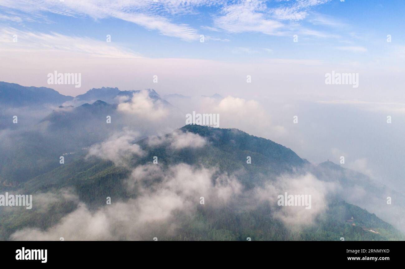 (170617) -- HEFEI, 17 giugno 2017 -- foto aerea scattata il 15 giugno 2017 mostra il monte Jiuhua, provincia di Anhui nella Cina orientale. Il monte Jiuhua è conosciuto come una delle quattro montagne sacre del buddhismo cinese. (wsw) CHINA-ANHUI-MOUNT JIUHUA-SCENIC (CN) GuoxChen PUBLICATIONxNOTxINxCHN Hefei 17 giugno 2017 foto aerea scattata IL 15 giugno 2017 mostra la provincia di Anhui del Monte Jiuhua nella Cina orientale il Monte Jiuhua È conosciuto come una delle quattro Sacre montagne del buddismo cinese WSW Cina Anhui Monte Jiuhua scenario CN GuoxChen PUBLICATIONCHN Foto Stock