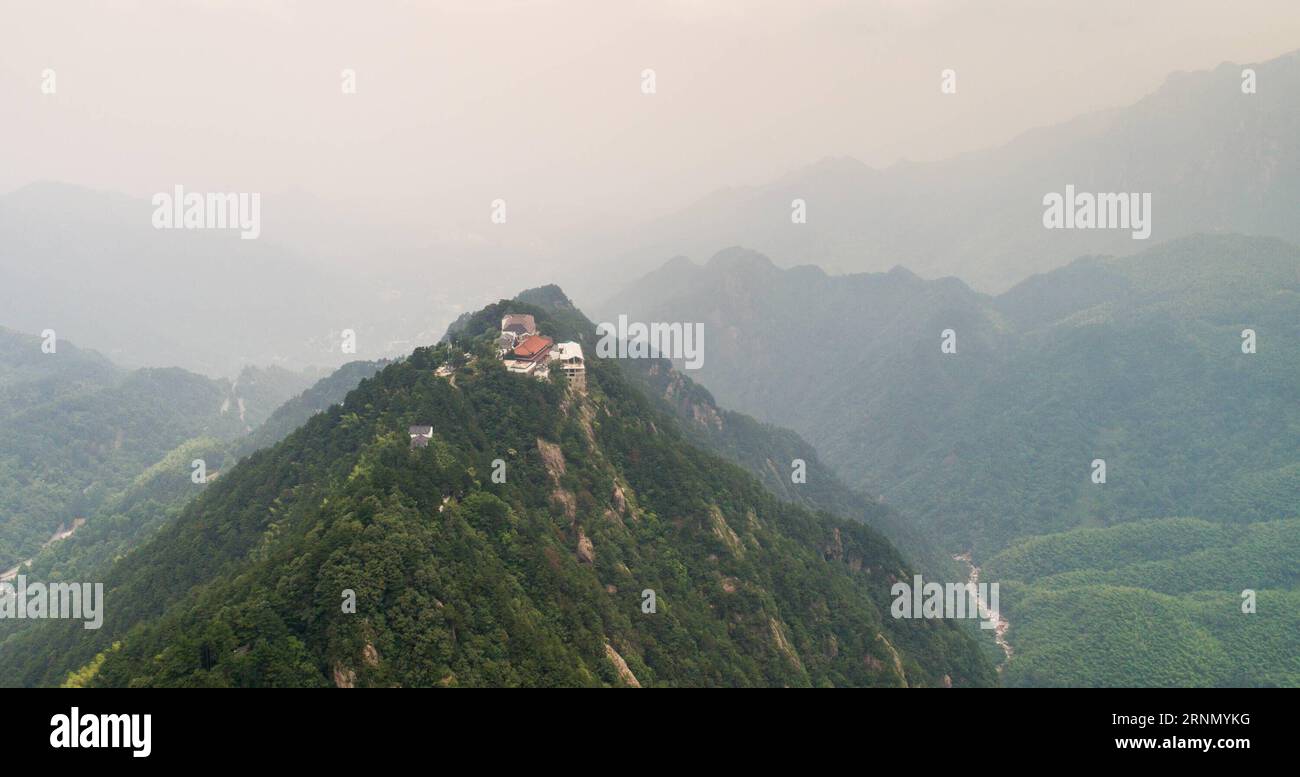 (170617) -- HEFEI, 17 giugno 2017 -- foto aerea scattata il 15 giugno 2017 mostra il monte Jiuhua, provincia di Anhui nella Cina orientale. Il monte Jiuhua è conosciuto come una delle quattro montagne sacre del buddhismo cinese. (wsw) CHINA-ANHUI-MOUNT JIUHUA-SCENIC (CN) GuoxChen PUBLICATIONxNOTxINxCHN Hefei 17 giugno 2017 foto aerea scattata IL 15 giugno 2017 mostra la provincia di Anhui del Monte Jiuhua nella Cina orientale il Monte Jiuhua È conosciuto come una delle quattro Sacre montagne del buddismo cinese WSW Cina Anhui Monte Jiuhua scenario CN GuoxChen PUBLICATIONCHN Foto Stock