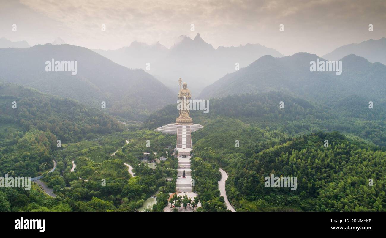 (170617) -- HEFEI, 17 giugno 2017 -- foto aerea scattata il 15 giugno 2017 mostra il monte Jiuhua, provincia di Anhui nella Cina orientale. Il monte Jiuhua è conosciuto come una delle quattro montagne sacre del buddhismo cinese. (wsw) CHINA-ANHUI-MOUNT JIUHUA-SCENIC (CN) GuoxChen PUBLICATIONxNOTxINxCHN Hefei 17 giugno 2017 foto aerea scattata IL 15 giugno 2017 mostra la provincia di Anhui del Monte Jiuhua nella Cina orientale il Monte Jiuhua È conosciuto come una delle quattro Sacre montagne del buddismo cinese WSW Cina Anhui Monte Jiuhua scenario CN GuoxChen PUBLICATIONCHN Foto Stock