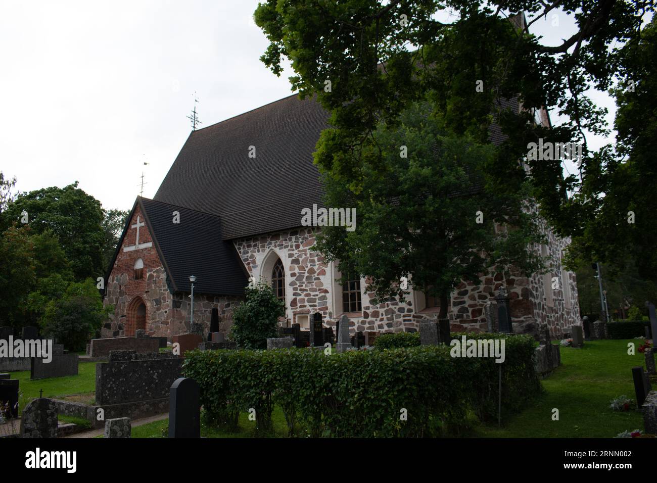 Chiesa medievale in pietra graystone di St Mary in Hollola (finlandese: Hollolan kirkko), Finlandia. La chiesa fu costruita tra il 1495 e il 1510. Uno dei 86 Foto Stock