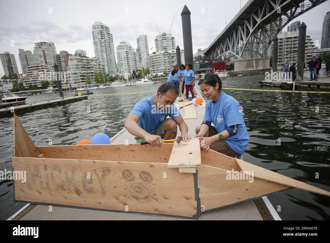 (170618) -- VANCOUVER, 18 giugno 2017 -- i membri del team costruiscono la loro barca in compensato insieme durante la 20th Plywood Cup Challenge a Vancouver, Canada, 17 giugno 2017. La Plywood Cup Challenge è un divertente evento di beneficenza a cui i partecipanti hanno a disposizione solo 90 minuti per costruire una barca per la gara utilizzando due strati di compensato, unghie e un rotolo di nastro adesivo. ) (Zxj) CANADA-VANCOUVER-PLYWOOD BOAT RACE LiangxSen PUBLICATIONxNOTxINxCHN Vancouver 18 giugno 2017 i membri del team COSTRUISCONO la loro barca in compensato insieme durante la 20th Plywood Cup Challenge a Vancouver Canada 17 giugno 2017 la Plywood Cup Challenge È un divertimento Foto Stock