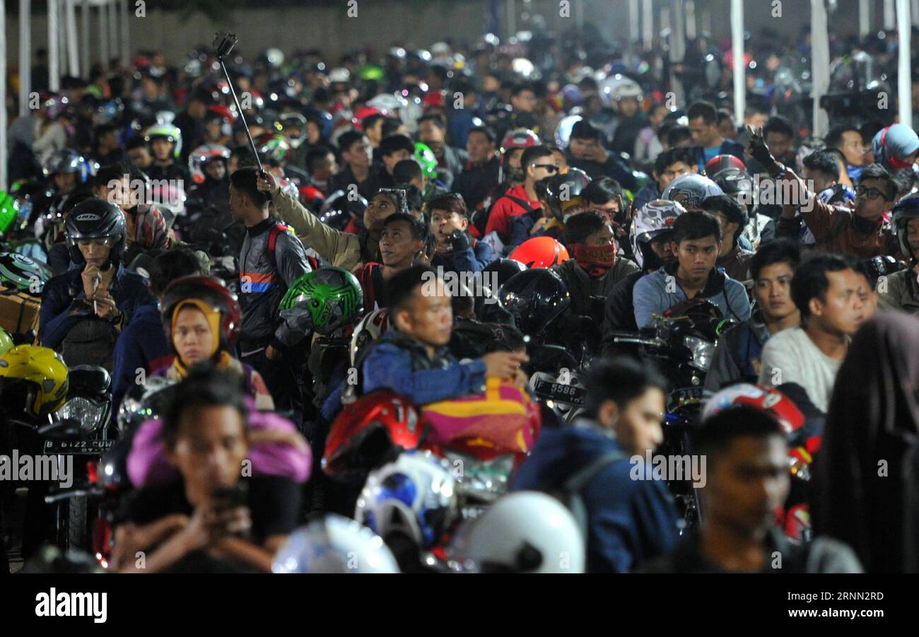 (170622) -- BANTEN, 22 giugno 2017 -- motociclisti aspettano di salire a bordo di una nave traghetto al porto di Merak nella provincia di Banten, Indonesia, 22 giugno 2017. Il traffico indonesiano ha raggiunto il suo picco quando milioni di persone si sono recate nella loro città natale per l'imminente festival Eid al-Fitr. (yy) INDONESIA-BANTEN-EID AL-FITR-PICCO DI TRAFFICO Zulkarnain PUBLICATIONxNOTxINxCHN Banten 22 giugno 2017 motociclisti aspettano di imbarcarsi su una nave traghetto AL porto di Merak nella provincia di Banten Indonesia 22 giugno 2017 Il traffico indonesiano ha raggiunto il suo picco mentre milioni di celebrità si sono recati nelle loro città natali per il prossimo Oath al Fitr Festival yy Foto Stock