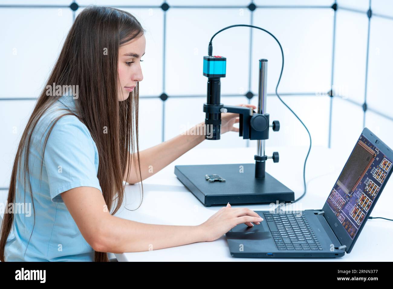Analisi del dissipatore di calore: Esame delle proprietà termiche e dell'efficacia dei dissipatori di calore nel raffreddamento microelettronico Foto Stock
