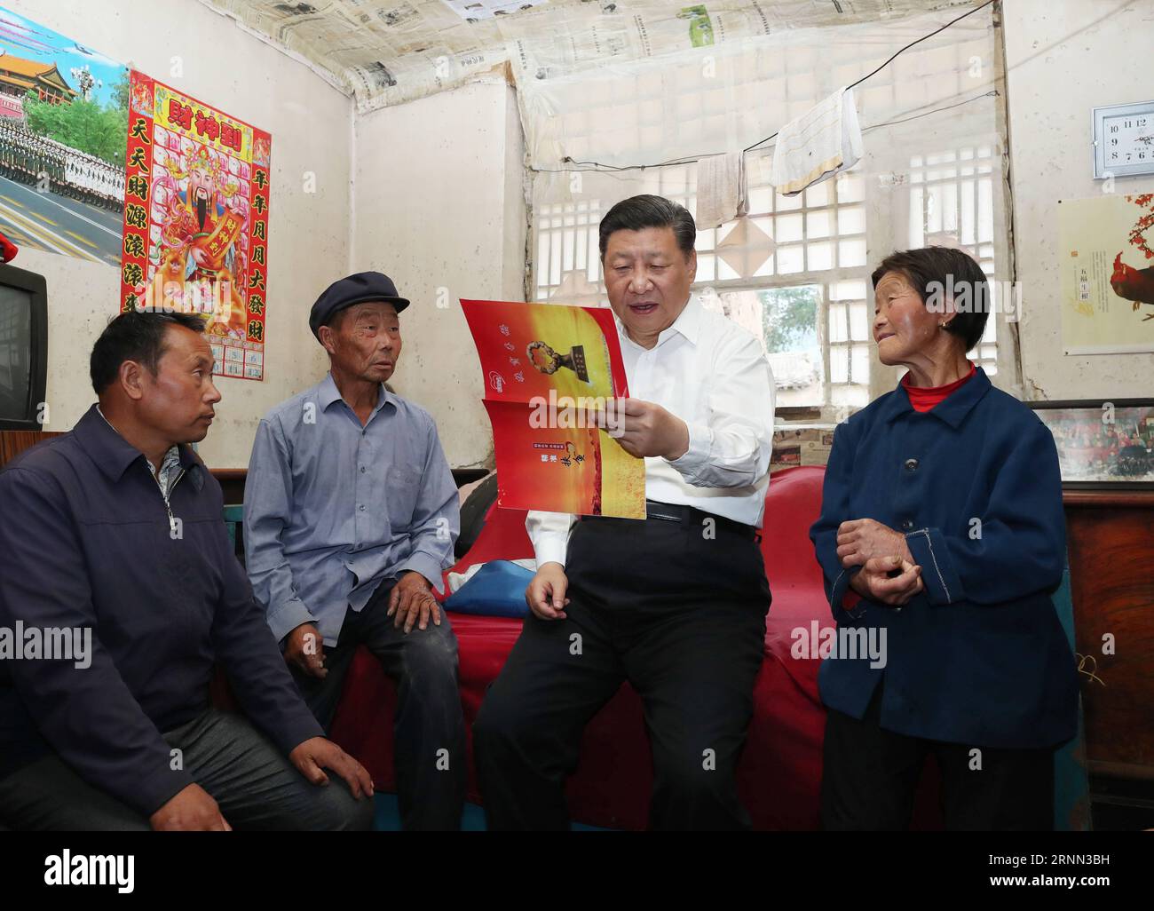 (170622) -- TAIYUAN, 22 giugno 2017 -- il presidente cinese Xi Jinping (2nd R) visita la famiglia povera di Liu Fuyou (2nd L) nel villaggio di Zhaojiawa della contea di Kelan nella città di Xinzhou, nella provincia dello Shanxi della Cina settentrionale, 21 giugno 2017. XI ha fatto un giro d'ispezione nello Shanxi mercoledì. )(wjq) CHINA-SHANXI-XI JINPING-INSPECTION (CN) PangxXinglei PUBLICATIONxNOTxINxCHN Taiyuan 22 giugno 2017 il presidente cinese Xi Jinping 2nd r visita la Poverty Stricken Family of Liu Fuyou 2nd l nel villaggio della contea nella città di Xinzhou nella provincia di Shanxi nella Cina settentrionale 21 giugno 2017 Xi ha dovuto ispezionare Tour in Shanxi mercoledì Foto Stock