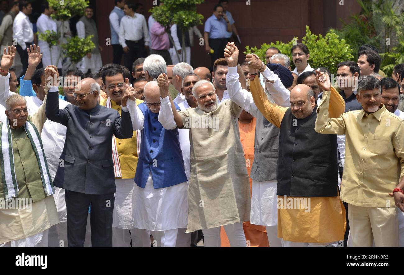 (170623) -- NUOVA DELHI, 23 giugno 2017 -- i leader dell'Alleanza Democratica Nazionale (NDA) posano per una foto di gruppo davanti al governatore indiano orientale del Bihar RAM Nath Kovind (2nd L Front) compilando i suoi documenti di candidatura per un sondaggio residenziale al Parlamento indiano di nuova Delhi, India, il 23 giugno 2017. Il partito al governo Bharatiya Janata (BJP) lunedì ha nominato il 71enne RAM Nath Kovind come scelta dell'Alleanza Democratica Nazionale (NDA) guidata dal partito per il prossimo presidente del paese.) (dtf) INDIA-NUOVA DELHI-PRESIDENZIALE NOMINA stringer PUBLICATIONxNOTxINxCHN nuova Delhi 23 giugno 2017 Leaders of National Foto Stock