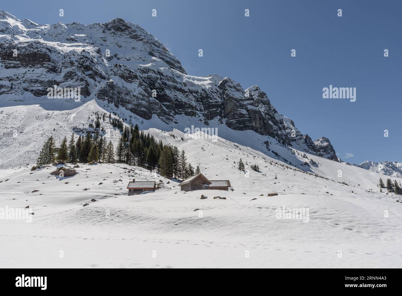 Capanne di legno nella neve delle Alpi Appenzellesi, Schwaegalp, Appenzell Ausserrhoden, Svizzera Foto Stock