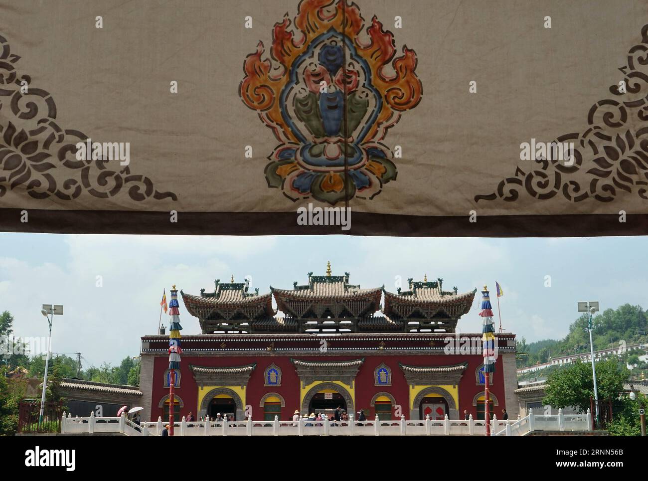(170625) -- LANZHOU, 25 giugno 2017 -- foto scattata il 22 giugno 2017 mostra il monastero di Kumbum nella contea di Huangzhong, nella provincia del Qinghai della Cina nordoccidentale. ) (wyo) CHINA-GANSU-QINGHAI-TOURISM-SCENARIOS (CN) LixAn PUBLICATIONxNOTxINxCHN Lanzhou giugno 25 2017 la foto scattata IL 22 giugno 2017 mostra il monastero di Kumbum nella contea di Huang Zhong nella provincia di Qinghai della Cina nord-occidentale wyo China Gansu Qinghai Tourism Scenery CN LixAn PUBLICATIONxNOTxINXCHN Foto Stock