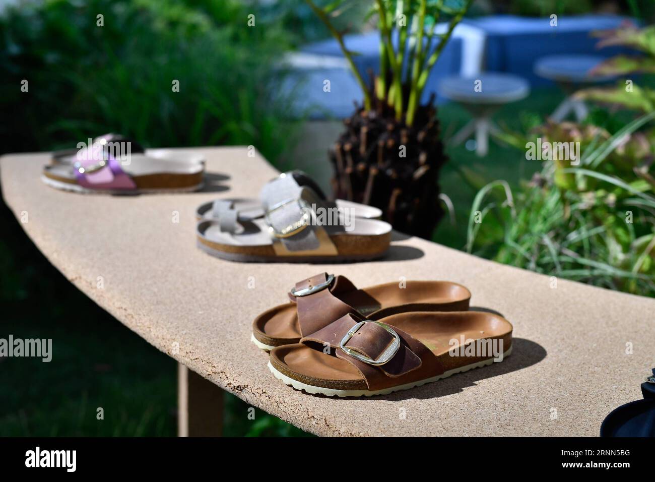 170625 -- PARIGI, 25 giugno 2017 -- le creazioni di BIRKENSTOCK per la collezione Primavera ed Estate 2018 sono ritratte durante uno spettacolo a Parigi, in Francia, il 24 giugno 2017. dtf FRANCE-PARIS-BIRKENSTOCK-FASHION ChenxYichen PUBLICATIONxNOTxINxCHN Foto Stock