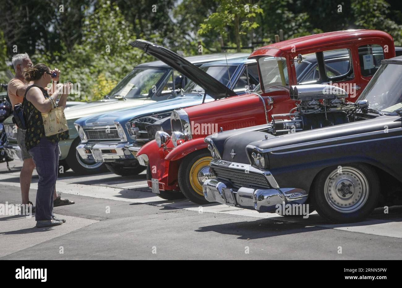 (170626) -- VANCOUVER, 26 giugno 2017 -- le persone guardano le auto d'epoca esposte al Show and Shine Car Show di Vancouver, Canada, 25 giugno 2017. La mostra di auto ha presentato oltre cento auto d'epoca, storiche e d'epoca più rare per raccogliere fondi per i bambini autistici). (Djj) CANADA-VANCOUVER-CAR-SHOW AND SHINE LiangxSen PUBLICATIONxNOTxINxCHN Vancouver giugno 26 2017 le celebrità guardano LE auto d'epoca esposte AL Show and Shine Car Show di Vancouver Canada giugno 25 2017 il Car Show ha presentato oltre cento auto d'epoca classiche storiche e d'epoca più rari per raccogliere fondi per i bambini con Autism dj Foto Stock