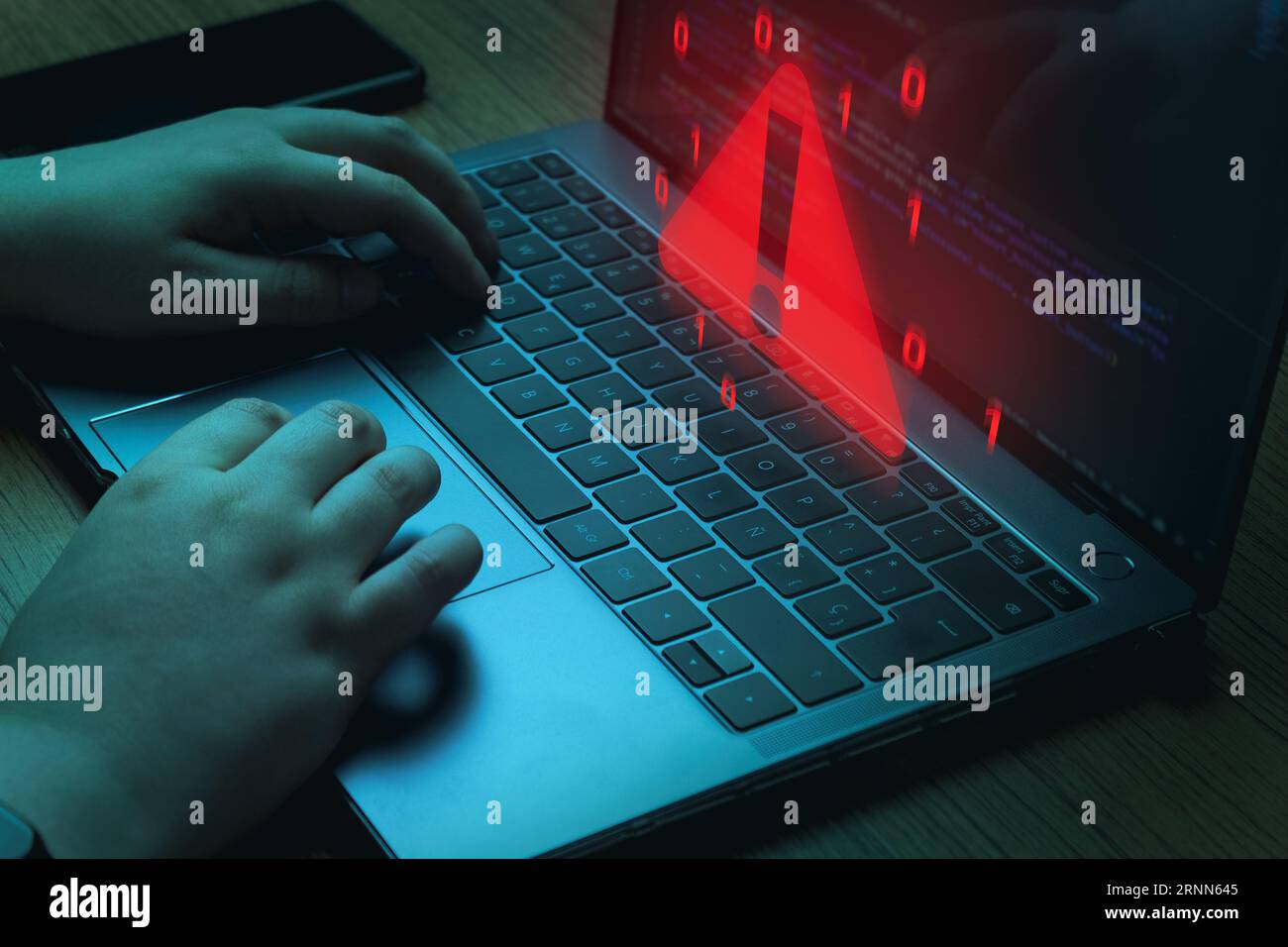 Il programmatore che risolve il problema rilevato sul notebook. Informazioni compromesse. Virus Internet sicurezza informatica e criminalità informatica. Foto Stock