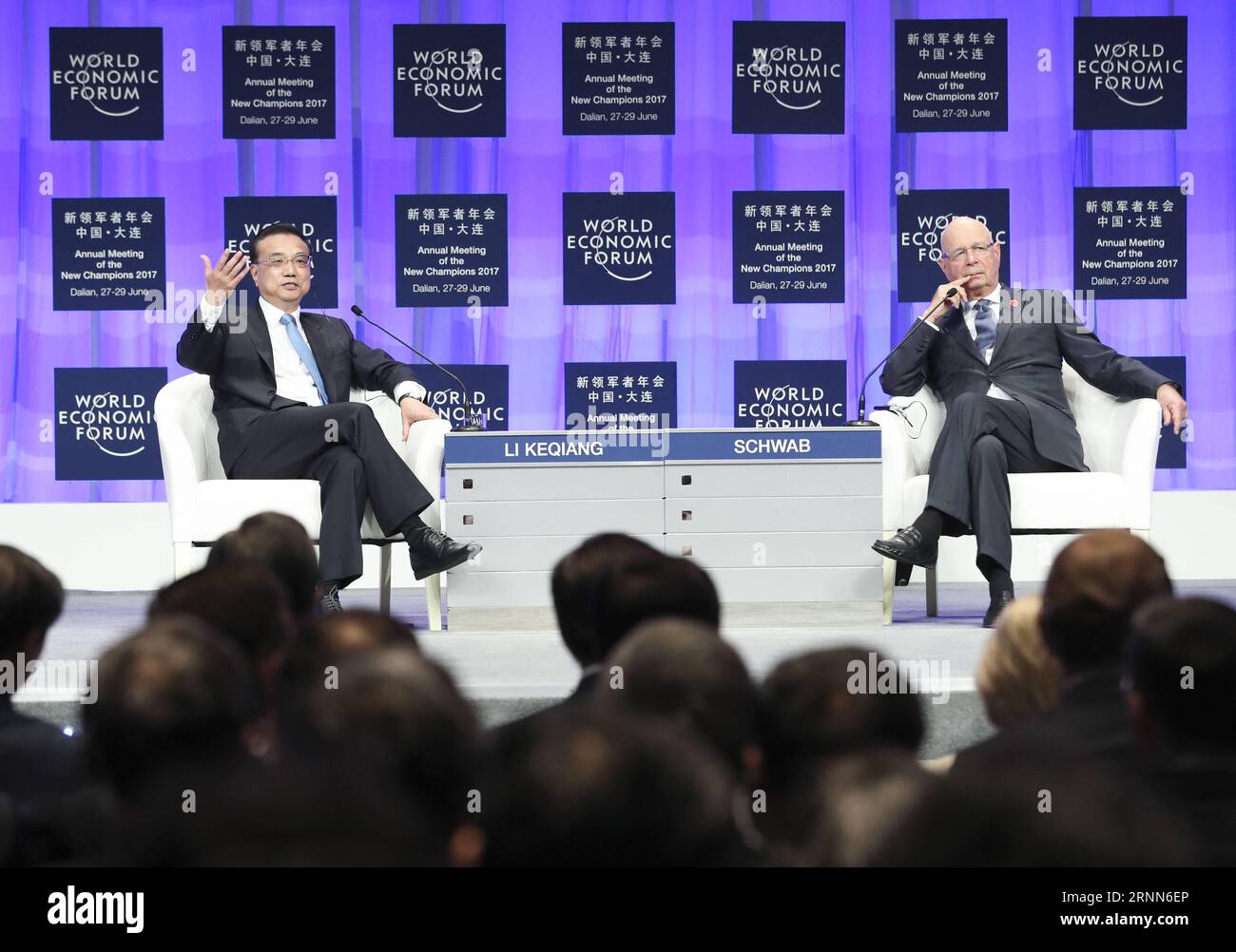 (170627) -- DALIAN, 27 giugno 2017 -- il Premier cinese li Keqiang (L REAR) risponde alle domande di Klaus Schwab, fondatore e presidente esecutivo del World Economic Forum (WEF), dopo aver affrontato la cerimonia di apertura della riunione annuale dei nuovi campioni 2017, o Summer Davos, nella città di Dalian, nella provincia di Liaoning della Cina nordorientale, il 27 giugno 2017. )(wjq) CHINA-DALIAN-li KEQIANG-SUMMER DAVOS-OPENING (CN) PangxXinglei PUBLICATIONxNOTxINxCHN Dalian giugno 27 2017 il Premier cinese ha lasciato Keqiang l risposte posteriori domande del fondatore e presidente esecutivo del WEF Klaus Schwab World Economic Forum dopo l'intervento Foto Stock