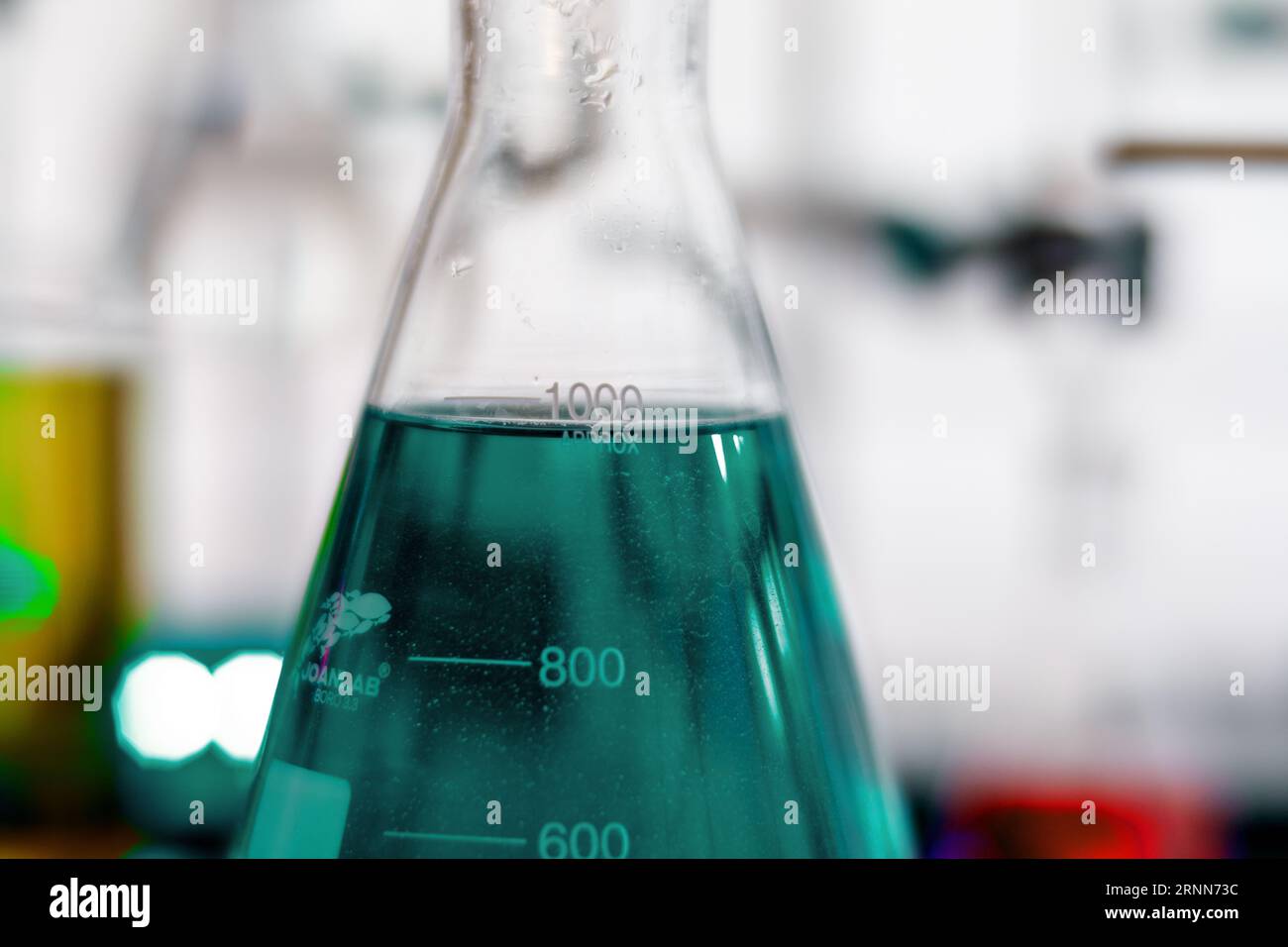 Reazione di Cannizzaro: Una reazione redox in cui un'aldeide viene contemporaneamente ossidata in un acido carbossilico e ridotta ad un alcool. Foto Stock