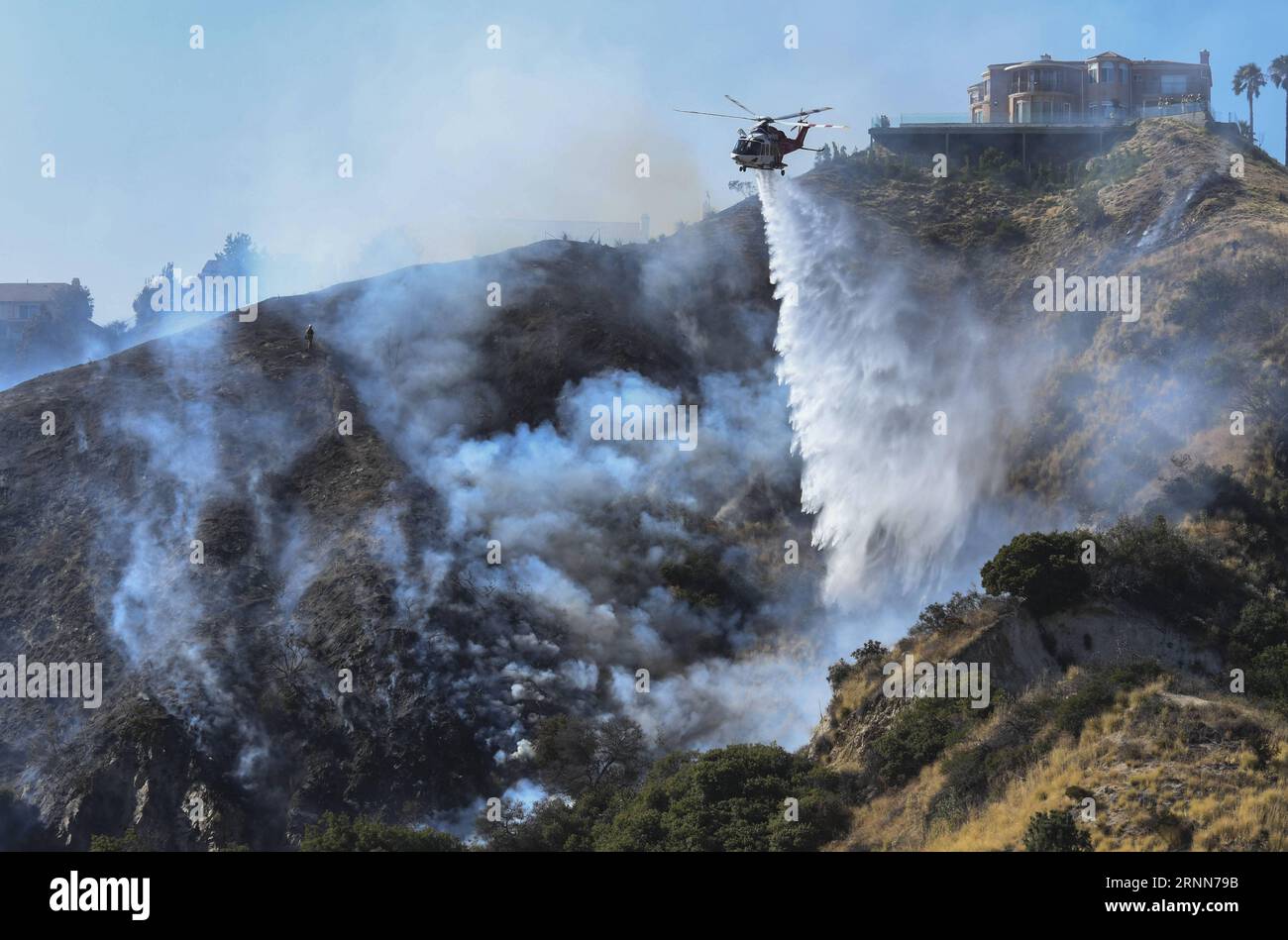 (170629) -- LOS ANGELES, 29 giugno 2017 -- Un elicottero cerca di spegnere un incendio a Burbank, California, Stati Uniti, 28 giugno 2017. Un incendio scoppiò su una collina a Burbank, provocando evacuazioni mentre le fiamme bruciavano vicino alle case. (Jmmn) U.S.-LOS ANGELES-WILDFIRES NickxUt PUBLICATIONxNOTxINxCHN Los Angeles giugno 29 2017 un elicottero cerca di estinguere un selvaggio in Burbank California Stati Uniti giugno 28 2017 un selvaggio è scoppiato SU una collina a Burbank provocando evacuazioni come le fiamme bruciate vicino Homes jmmn U S Los Angeles Wildfires PUBLICATIONXNOTxINxCHN Foto Stock