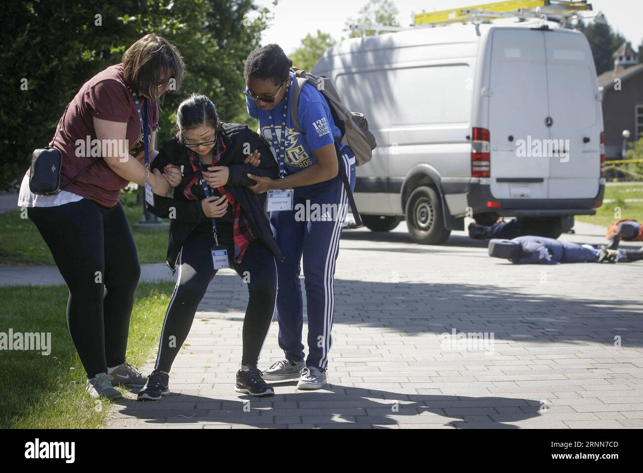 (170629) -- VANCOUVER, 29 giugno 2017 -- i soccorritori di emergenza trasportano una vittima volontaria durante l'esercizio di emergenza a Vancouver, Canada, 28 giugno 2017. L'Università della Columbia Britannica ha tenuto un grande esercizio di preparazione alle emergenze il mercoledì. ) (Jmmn) CANADA-VANCOUVER-EMERGENCY EXERCISE Liangxsen PUBLICATIONxNOTxINxCHN Vancouver giugno 29 2017 i soccorritori di EMERGENZA trasportano una vittima volontaria durante l'ESERCITAZIONE DI EMERGENZA a Vancouver Canada giugno 28 2017 Università della Columbia Britannica Hero a Large Scale EMERGENCY Preparedness EXERCISE ON Wednesday jmmn Canada Vancouver EMERGENCY EXERCISE Lia Foto Stock