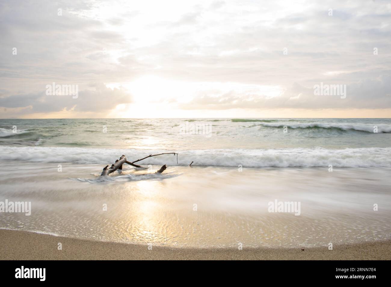 Splendida vista sul mare e sulla spiaggia vuota al tramonto. Concetto di cielo di sabbia di mare. Foto Stock