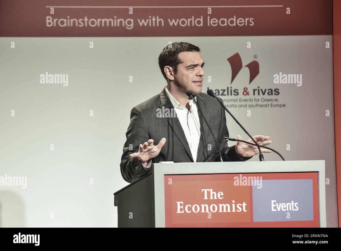 (170629) -- ATENE, 29 giugno 2017 -- il primo ministro greco Alexis Tsipras tiene un discorso in un forum economico ad Atene, Grecia, il 29 giugno 2017. La Grecia sta gradualmente districandosi dalla recessione cronica e crea le condizioni per tornare alla normalità con passi solidi, Alexis Tsipras ha detto giovedì mentre si rivolge a un forum economico ad Atene. ) GRECIA-ATENE-PM-ECONOMIC FORUM MariosxLolos PUBLICATIONxNOTxINxCHN Atene giugno 29 2017 il primo ministro greco Alexis Tsipras tiene un discorso AL Forum economico di Atene Grecia IL 29 2017 giugno la Grecia SI STA gradualmente districando dalla recessione cronica Foto Stock