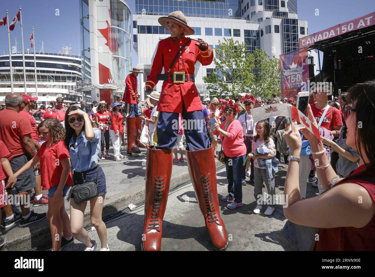 (170702) -- VANCOUVER, 2 luglio 2017 -- Un artista in costume Royal Canadian Mounted Police si esibisce fuori dal Canada Place durante la celebrazione del Canada Day a Vancouver, Canada, 1 luglio 2017. La gente si è riunita al Canada Place nel centro di Vancouver per celebrare il 150° anniversario del Canada il sabato. ) (Zxj) CELEBRAZIONE DELLA GIORNATA CANADA-VANCOUVER-CANADA Liangxsen PUBLICATIONxNOTxINxCHN Vancouver 2 luglio 2017 un Performer in costume della Royal Canadian Mounted Police si esibisce fuori dal Canada Place durante la celebrazione del Canada Day a Vancouver Canada 1 luglio 2017 celebrità riunite AL Canada Place in Do Foto Stock