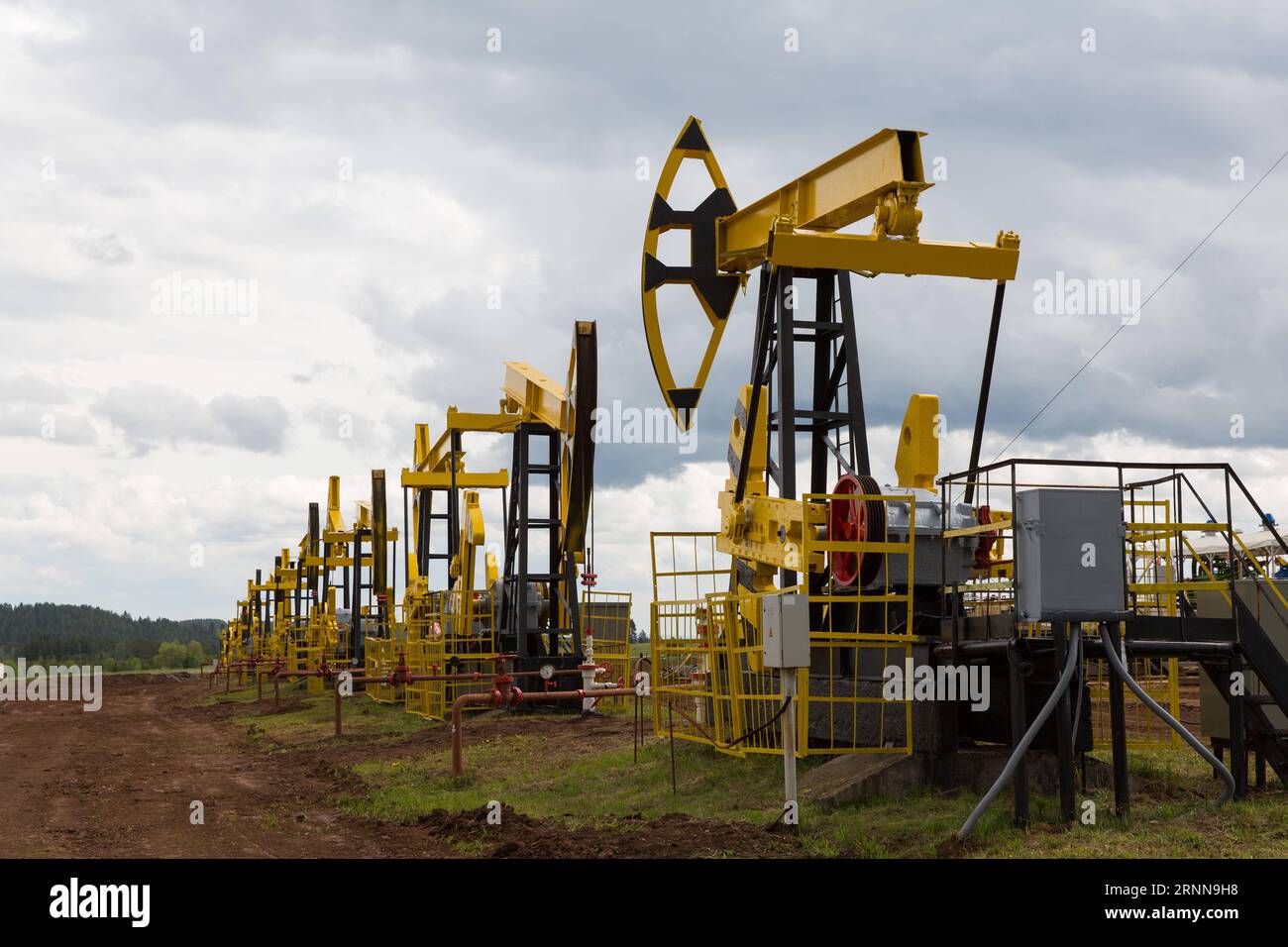 (170703) -- IZHEVSK, 3 luglio 2017 -- foto scattata il 2 giugno 2017 mostra il campo di perforazione di pozzi del progetto Udmurtia Petroleum Corp a Udmurtia, una repubblica nella Russia occidentale. Sulla vasta pianura dell'Europa orientale, 1.200 km a est di Mosca, le linee di macchine pompanti si ergono sulla verde prateria. È la sede della Udmurtia Petroleum Corp (UDM), una joint venture energetica tra Russia e Cina. L'UDM è stata acquistata dalla China Petroleum and Chemical Corp., nota anche come Sinopec, e dal colosso petrolifero russo Rosneft nell'agosto 2006. (dtf) RUSSIA-IZHEVSK-UDM-CINA-ENERGIA BaixXueqi PUBLICATIONxNOTxINxCHN i Foto Stock