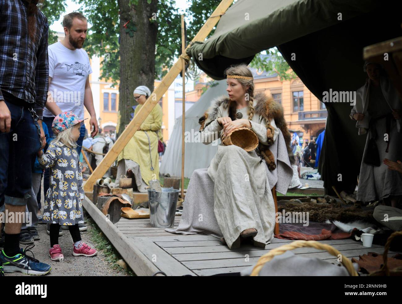 (170703) -- TURKU (FINLANDIA), 3 luglio 2017 -- Un artigiano in costume medievale tesse un cesto a Turku, Finlandia occidentale, il 2 luglio 2017. Il Medieval Market 2017 che si è tenuto a Turku, nella Finlandia sud-occidentale dal 29 giugno al 2 luglio di quest'anno, è uno dei più grandi eventi storici della Finlandia. )(yk) FINLANDIA-TURKU-MEDIEVAL MARKET zhangxxuan PUBLICATIONxNOTxINxCHN Turku Finlandia 3 luglio 2017 un alejandra in costume medievale intreccia una pallacanestro a Turku Finlandia occidentale IL 2 luglio 2017 il Medieval Market 2017 che What Hero a Turku Finlandia sud-occidentale dal 29 giugno al 2 luglio di quest'anno È uno Foto Stock