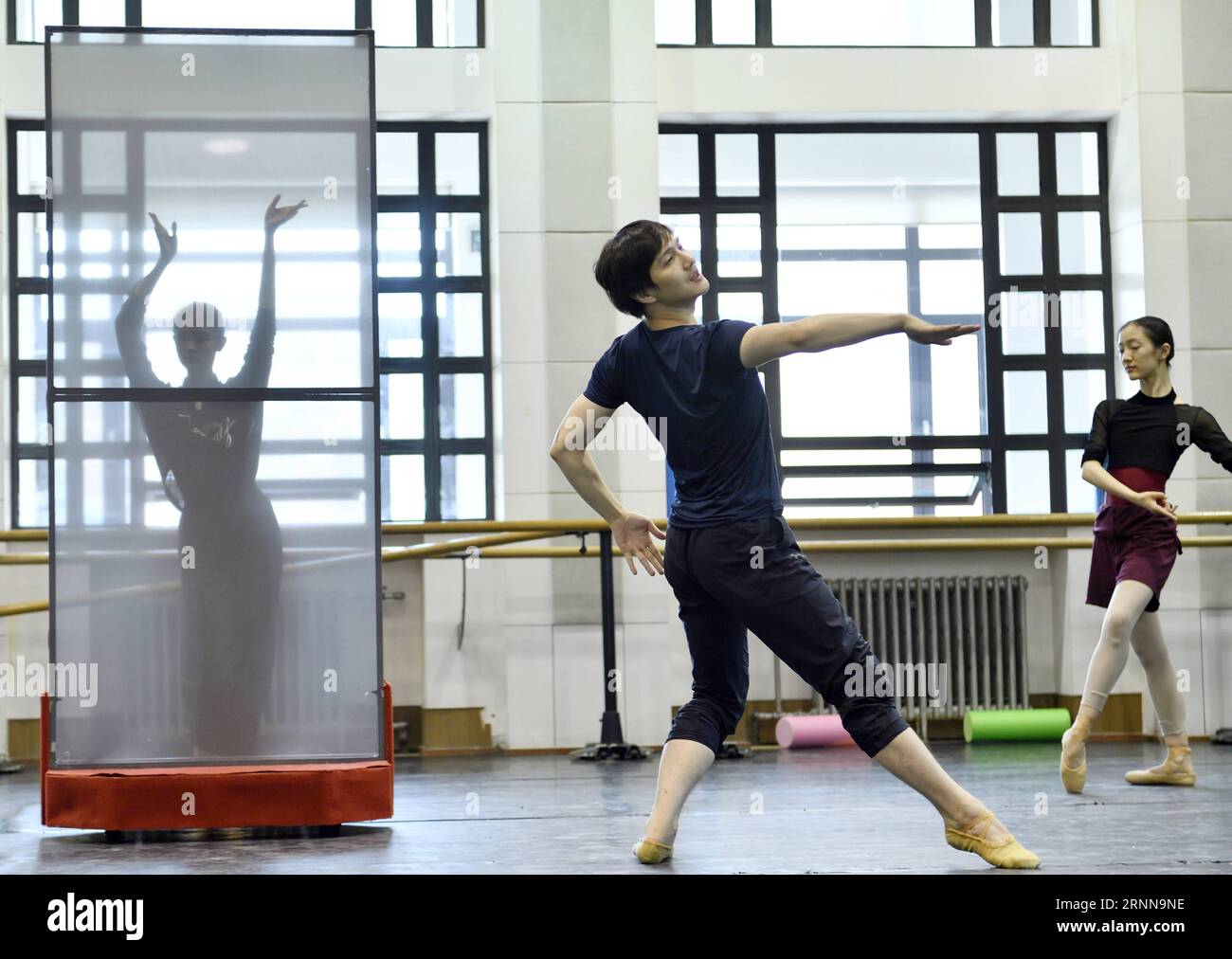 (170703) -- PECHINO, 3 luglio 2017 -- Dancer ma Xiaodong si esibisce durante una prova di balletto The Light of Heart a Pechino, capitale della Cina, 3 luglio 2017. Lo spettacolo di balletto eseguito dal National Ballet of China sarà messo in scena al Tianqiao Theater di Pechino dal 19 al 22 settembre e al Dunhuang Grand Theater il 27 e 28 settembre. )(mcg) CHINA-BEIJING-BALLET THE LIGHT OF HEART -REHEARSAL (CN) JinxLiangkuai PUBLICATIONxNOTxINxCHN Pechino 3 luglio 2017 Dancer ma Xiaodong si esibisce durante una prova del Ballet The Light of Heart a Pechino capitale della Cina 3 luglio 2017 lo spettacolo di balletto eseguito entro il Foto Stock