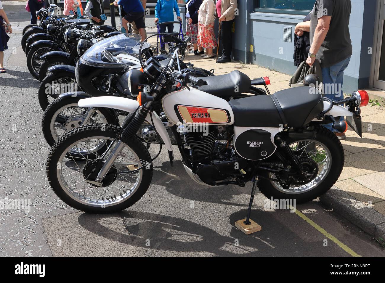 Classica Yamaha XT500, moto Enduro-Adventure, c1975-1989, al termine di una fila di moto. Il Petersfield Summer Festival si è svolto durante il fine settimana festivo di agosto 2023. C'erano molte bancarelle del mercato, cibi e artigianato in particolare e Petersfield Square ha ospitato un palcoscenico musicale dove gli artisti si intrattenevano durante i tre giorni. La fotografia qui mostrata fa parte dell'esposizione di motociclette d'epoca che è stata apprezzata dai visitatori la domenica dell'evento. Foto Stock