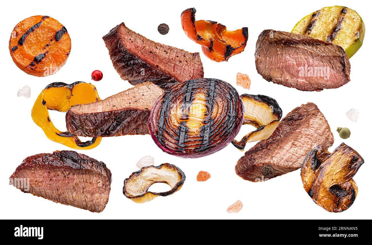 Fette di manzo alla griglia e verdure isolate su sfondo bianco Foto Stock