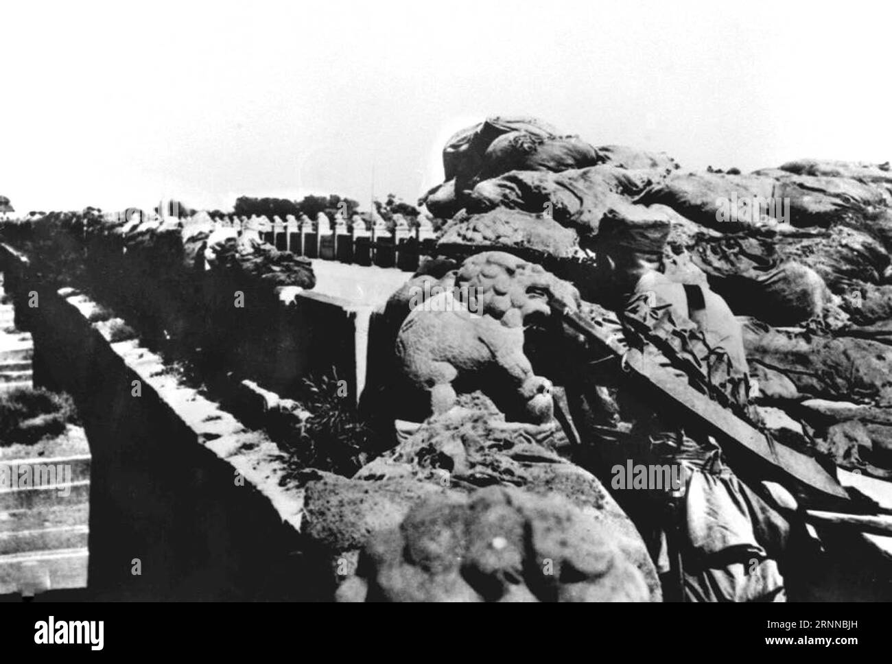 (170706) -- PECHINO, 6 luglio 2017 () -- la foto mostra i soldati del No. 29 Nationalists Corps che combattono duramente per resistere agli invasori giapponesi al ponte Lugou a Pechino. La Cina è stata la prima nazione a combattere contro le forze fasciste. La lotta iniziò il 18 settembre 1931, quando le truppe giapponesi iniziarono la loro invasione della Cina nordorientale. Si intensificò quando iniziò l'invasione su vasta scala del Giappone dopo che un punto di accesso cruciale a Pechino, il ponte Lugou, noto anche come ponte Marco Polo, fu attaccato dalle truppe giapponesi il 7 luglio 1937. () (MCG) CINA-PECHINO- 7 LUGLIO INCIDENTE -80° ANNIVERSARIO (CN) XINHUA Foto Stock