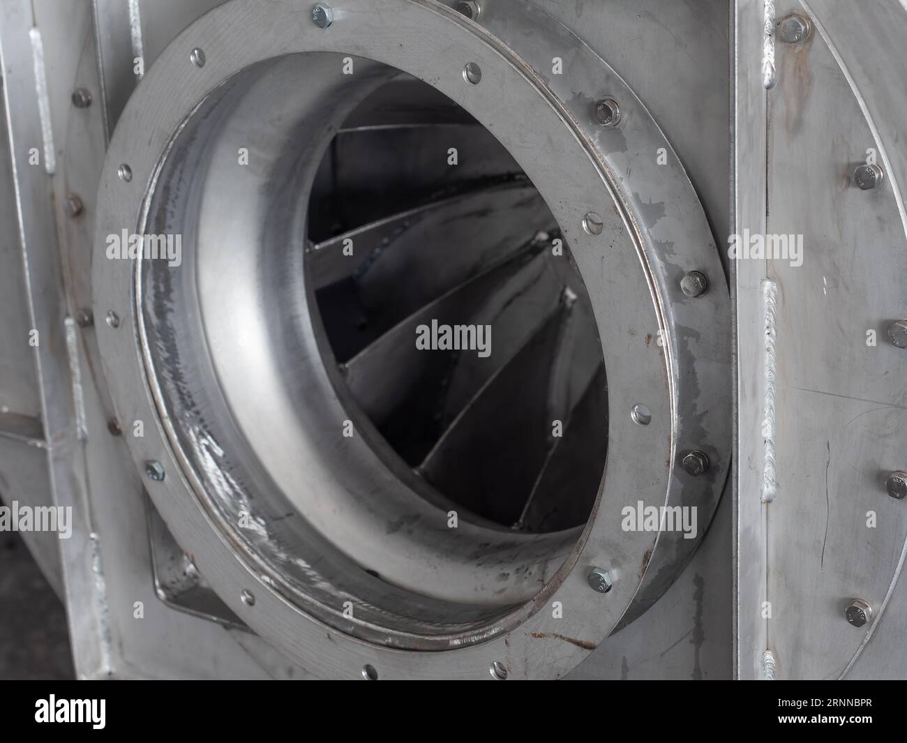 Primo piano del ventilatore centrifugo in acciaio inox durante la produzione presso un'officina industriale. Profondità di campo ridotta con il lato destro della ventola h. Foto Stock