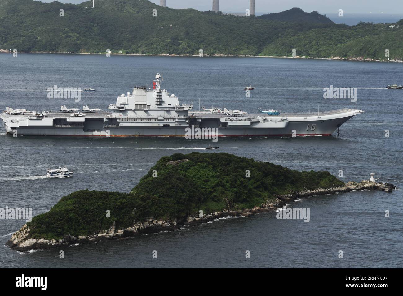 (170707) - HONG KONG, 7 luglio 2017 -- la portaerei cinese Liaoning naviga vicino all'isola Lamma a Hong Kong, Cina meridionale, 7 luglio 2017. ) (wyo) CHINA-HONG KONG- LIAONING AIRCRAFT CARRIER (CN) WangxShen PUBLICATIONxNOTxINxCHN Hong Kong 7 luglio 2017 Chinese Aircraft Carrier Liaoning NAVIGA vicino al Lamma Iceland a Hong Kong South China 7 luglio 2017 wyo China Hong Kong Liaoning Aircraft Carrier CN WangxShen PUBLICATIONxNOTxINxCHN Foto Stock